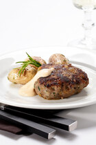 Hacksteaks mit Senffrüchten und Cocktailsauce.jpg